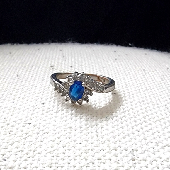 Blue Topaz with a twisted cubic Zirconia accent ring - Picture 1 of 1